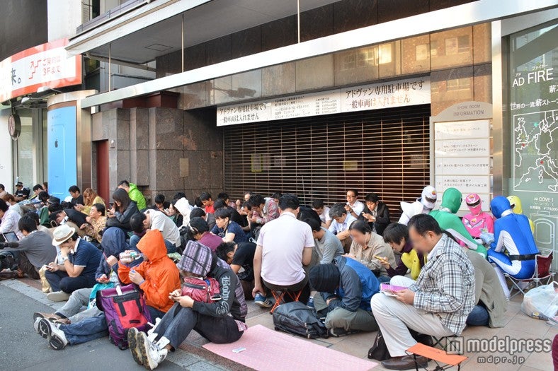 早朝から行列を作る「iPhone」ファン