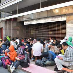 早朝から行列を作る「iPhone」ファン