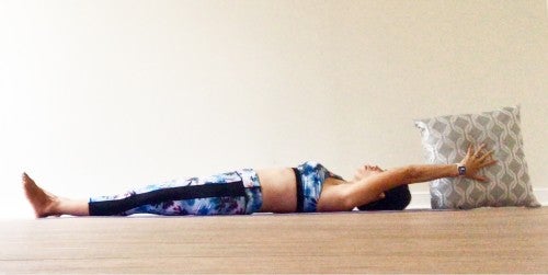 クッションもしくは枕を両手で持って「バンザイ」をした状態であおむけになります。