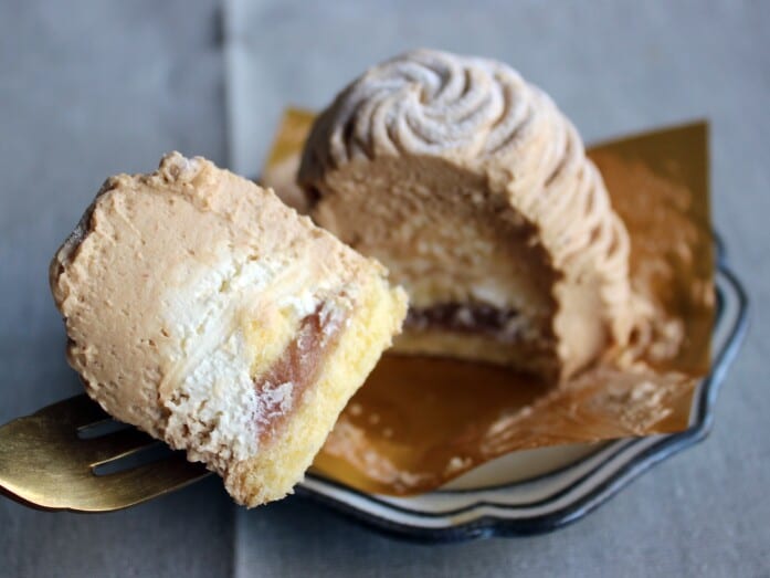 たっぷりマロンクリームの中心に、焼き栗ペーストを使用したマロンペースト入り