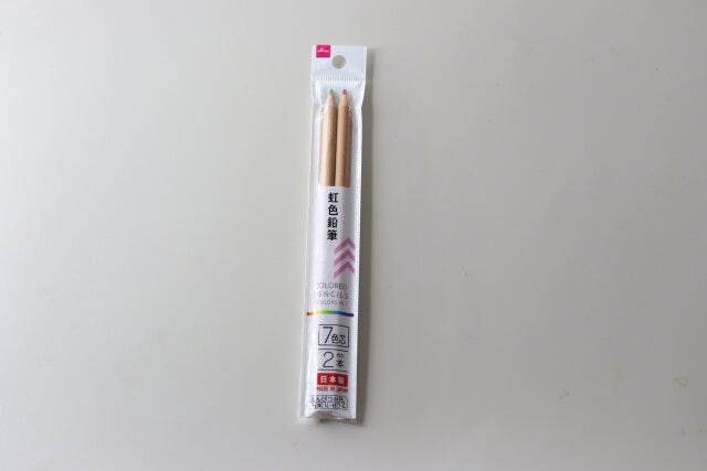 ダイソーの虹色鉛筆のパッケージ