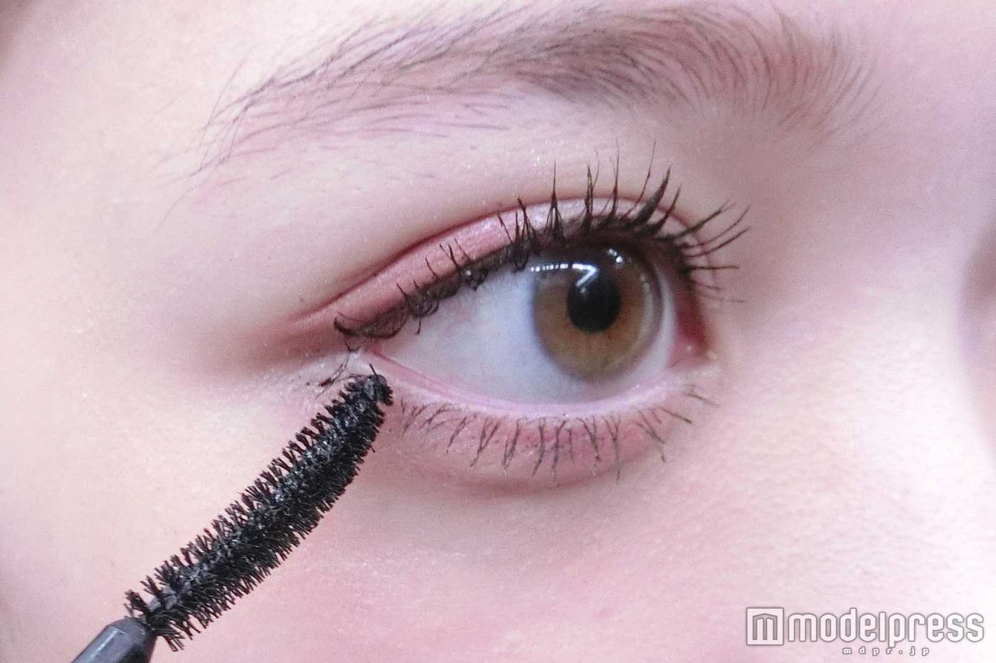 短いまつ毛もしっかりと塗れるブラシが特徴/モデル:小澤しぇいん