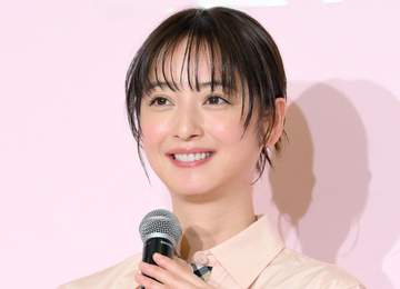 「どうなってんだ？」「どんどん綺麗可愛く」佐々木希 新作ヴィトン鞄で黒コーデ完成、前髪で雰囲気ガラリ「可愛すぎて美しすぎて女神様♥」