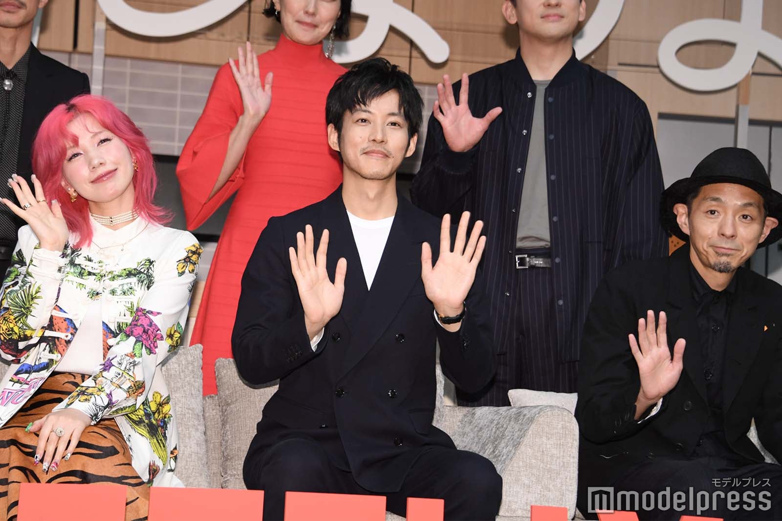 仲里依紗、松坂桃李、宮藤官九郎氏（C）モデルプレス