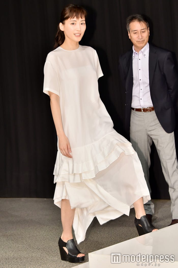 ヘアもワンピも アシンメトリー 綾瀬はるかの爽やかホワイトコーデ ファッションチェック モデルプレス ヘアもワンピも アシンメトリー 綾瀬はるかの爽やかホワイトコーデ ファッションチェック モデルプレス