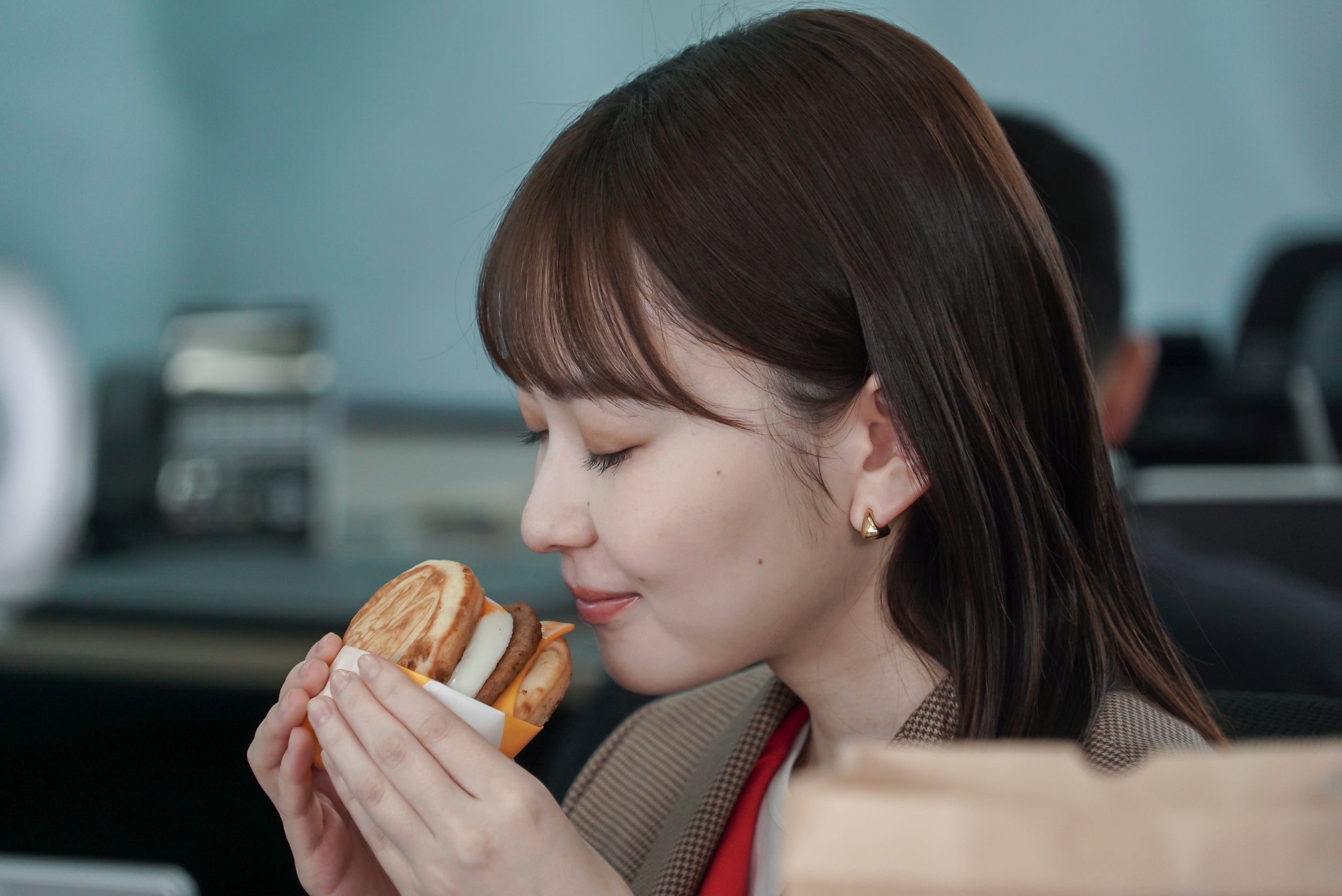山田杏奈／マクドナルド新テレビCM「朝こそ自分を甘やかすのだ／偉すぎる」篇（提供写真）
