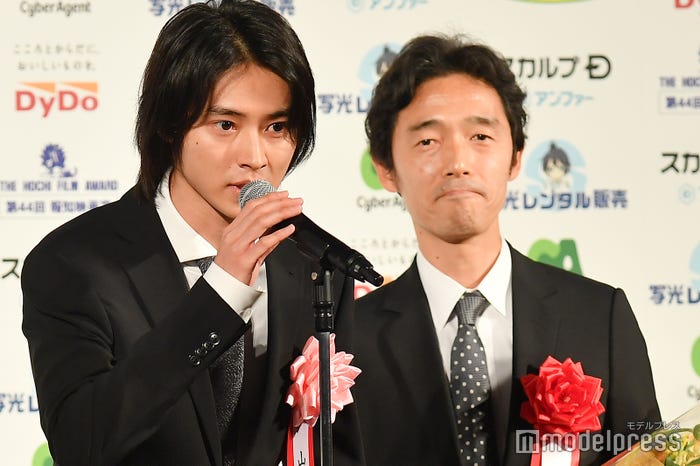 (左から)山崎賢人、佐藤信介監督(C)モデルプレス