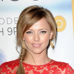 リブート版 ロズウェル 星の恋人たち に オリジナルズ のあの人が出演 モデルプレス