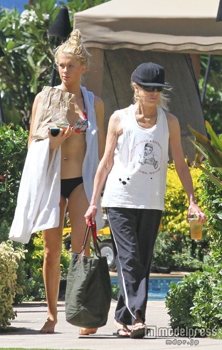 アレック・ボールドウィンが子豚と呼んだ娘アイルランドちゃんのビキニ姿