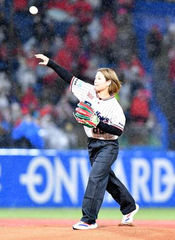 神宮で阿部詩が始球式 背番号805のユニで登板 ノーバンならずも笑顔