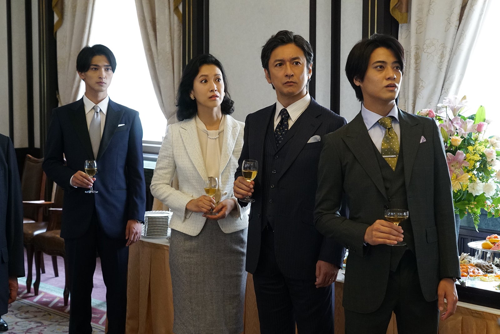 横浜流星、戸田菜穂、石丸幹二、高橋海人「アキラとあきら」場面写真（C）2022「アキラとあきら」製作委員会