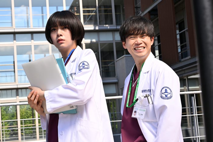 池田エライザ、矢本悠馬「祈りのカルテ 研修医の謎解き診察記録」第3話より(C)日本テレビ