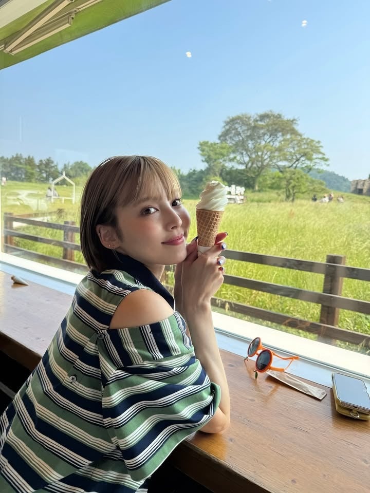 「シャッフルアイランド」ののこ、ミニ丈から美太もも全開「スタイル抜群」「脚綺麗」の声