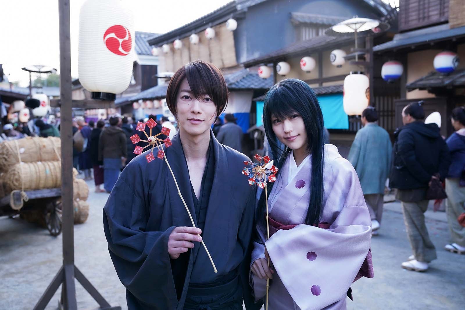 佐藤健、有村架純のオフショット（C）和月伸宏／集英社（C）2020 映画「るろうに剣心　最終章 The Final」製作委員会