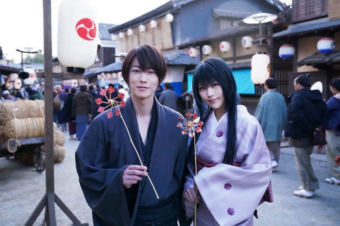 佐藤健、有村架純のオフショット(C)和月伸宏/集英社(C)2020 映画「るろうに剣心 最終章 The Final」製作委員会