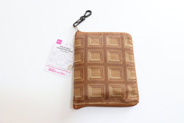 ダイソーの折りたたみショッピングバッグ（チョコ）のパッケージ