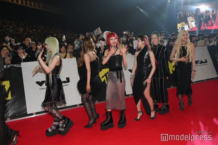 レッドカーペットを歩くXG(C)モデルプレス