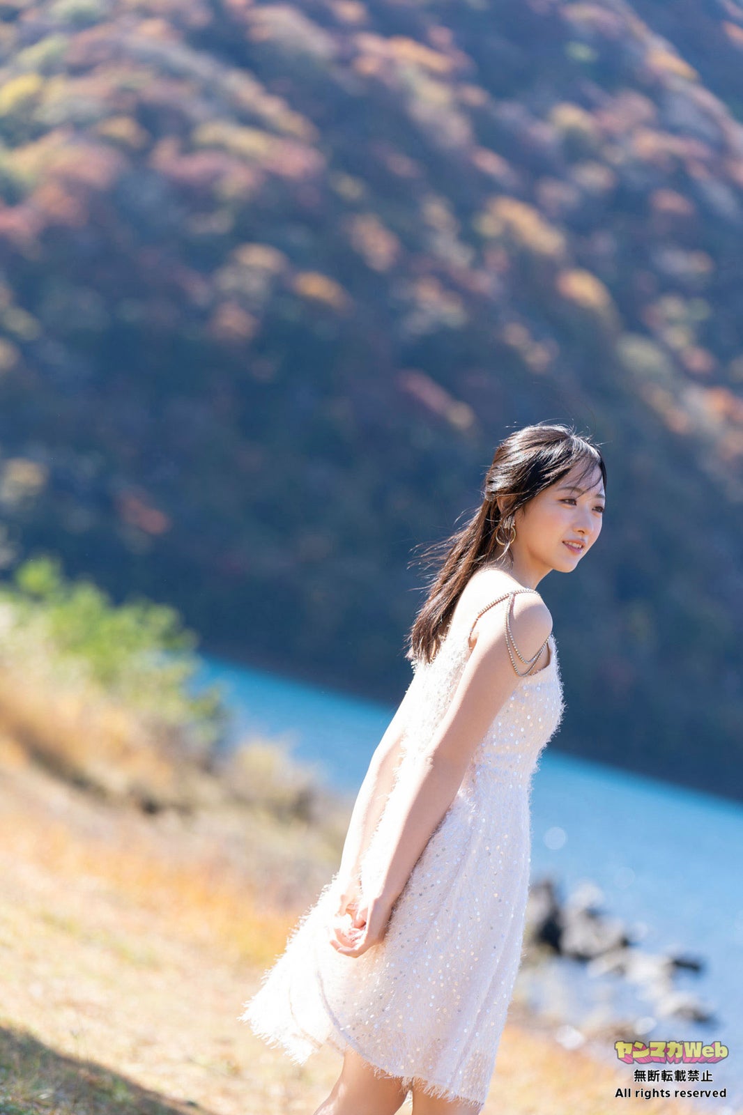 STU48石田千穂、ノースリーブワンピで色白素肌輝く