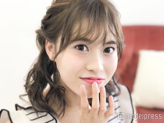 指でポンポンと馴染ませて/モデル・山本沙樹 (C)モデルプレス