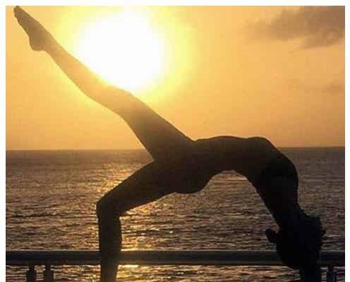 ミランダ・カー、ヨガショットに「超人的」「二度見した」驚きの声