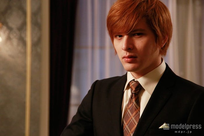 女王直属の秘書武官・チャールズ・ベネット・サトウ役の城田優(c)2014 映画「黒執事」製作委員会