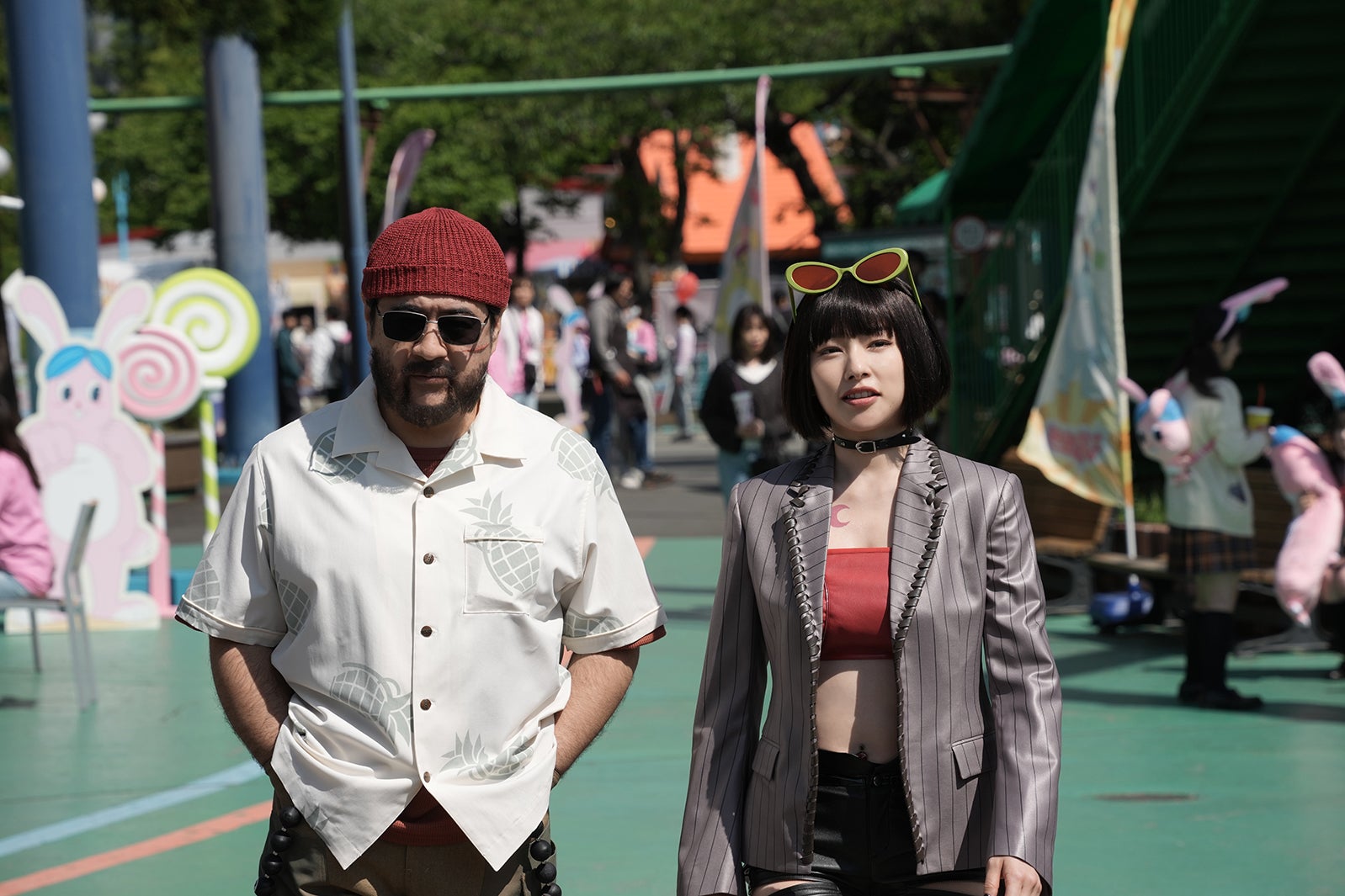 小手伸也、桜井日奈子（C）鈴木祐斗／集英社　（C）2026映画「SAKAMOTO DAYS」製作委員会