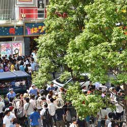 メンバーをひと目見ようと劇場の裏口にファンが殺到