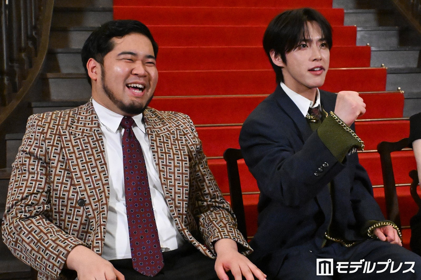 「やる気！元気！純喜！」を披露する河野純喜（右）、それを見て笑う松井ケムリ（C）モデルプレス