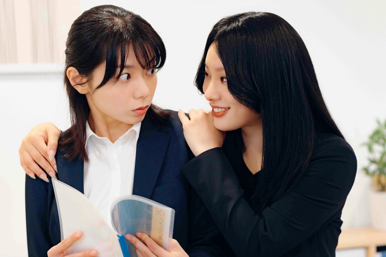 森カンナ、仲万美（C）「彩香ちゃんは弘子先輩に恋してる」製作委員会・MBS／第6話より