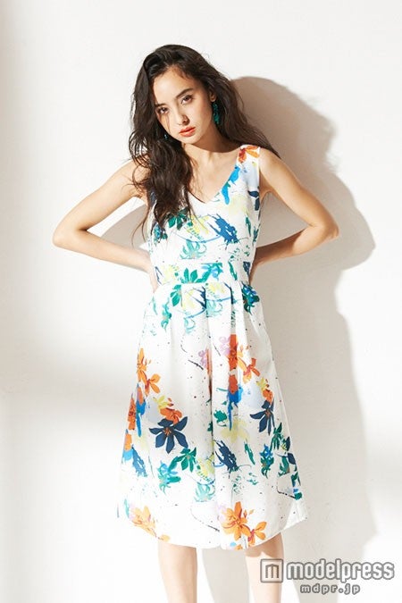 石田ニコル、フラワー柄オールインワンで夏を先取り「EVRIS」SUMMER LOOK公開【モデルプレス】