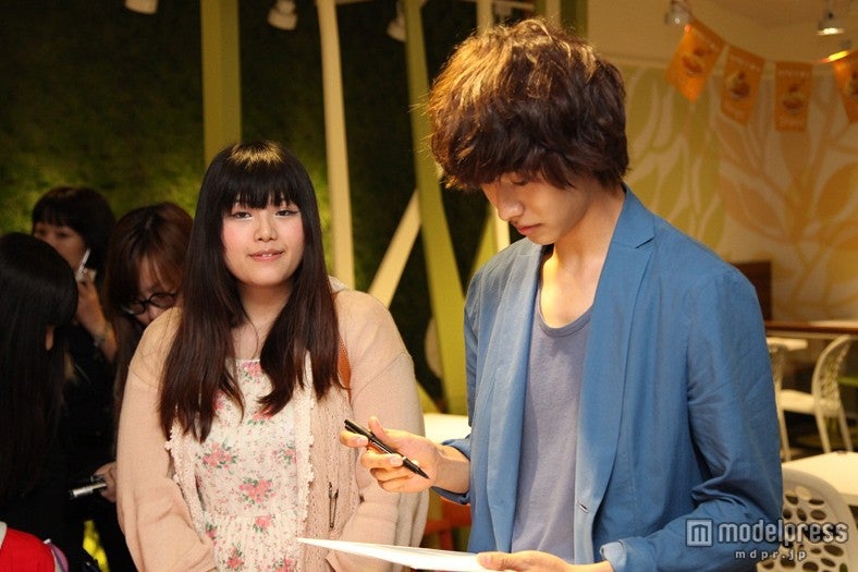 現地ファンのサインに応じる山崎賢人