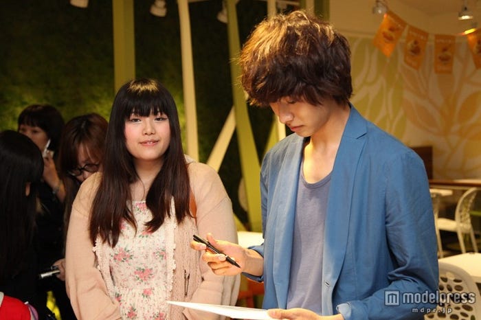 現地ファンのサインに応じる山崎賢人