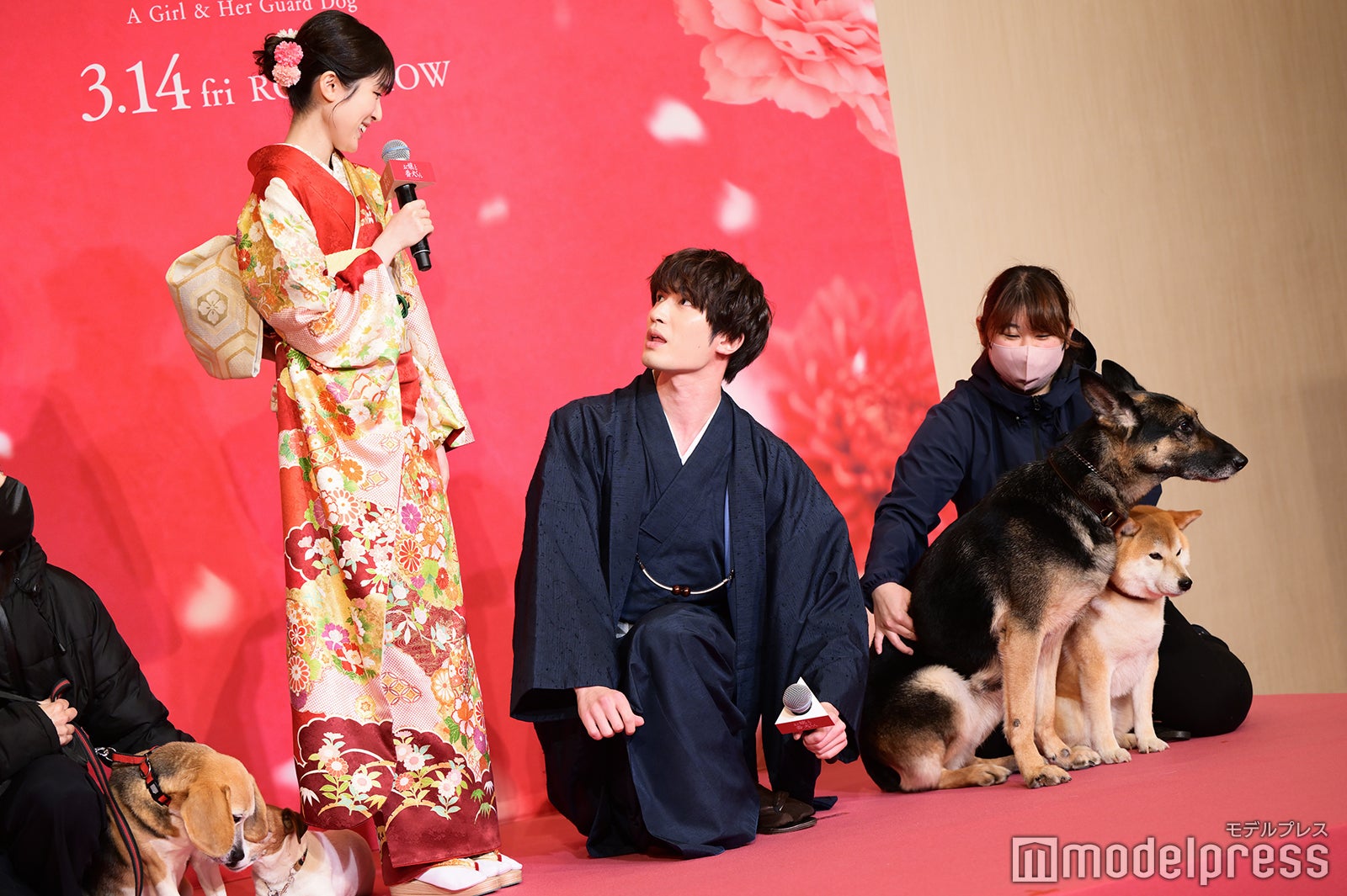 福本莉子、犬になりきるジェシー（C）モデルプレス