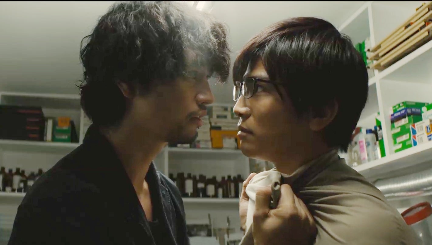 EXILE岩田剛典VS斎藤工、胸ぐら掴み睨み合う…美しき男たちの戦い＜去年の冬、きみと別れ＞