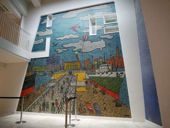 1階ホールには、放浪の天才画家・山下清さんのモザイクタイル壁画「横浜の今昔」（2枚組）も展示されています。「今」は1961年当時、「昔」は開港当時がモチーフ（2022年9月1日撮影）