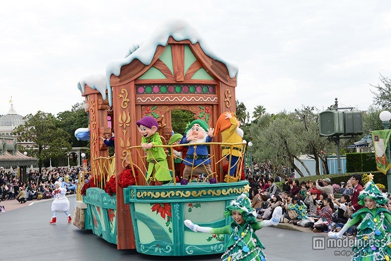 「ディズニー・クリスマス・ストーリーズ」白雪姫の乗るフロート