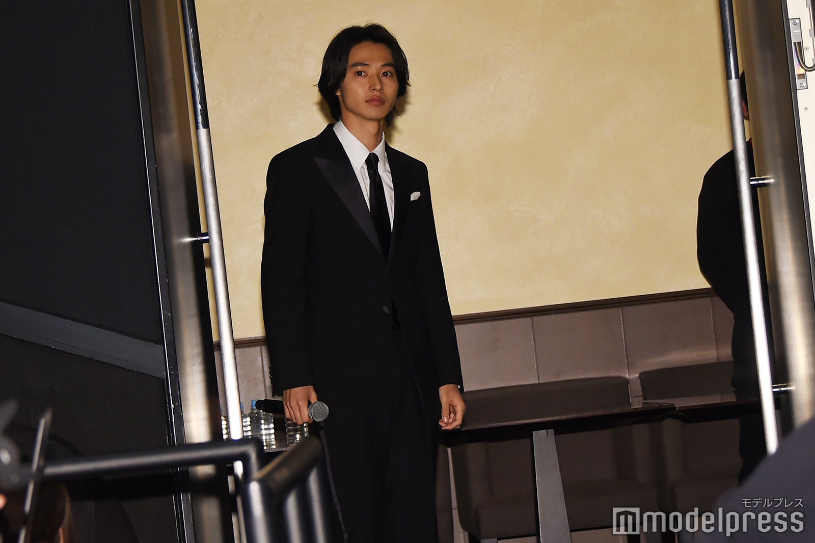 登場のタイミングをうかがう山崎賢人（C）モデルプレス