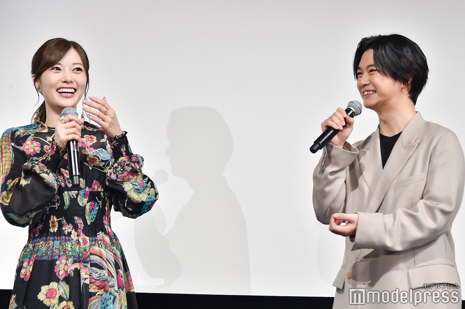 お互いの呼び名を決める白石麻衣、千葉雄大 （C）モデルプレス