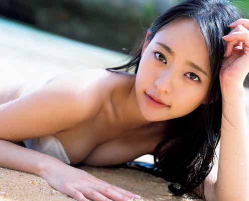 高崎かなみ、水着で美しく大胆に