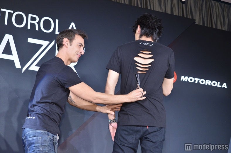 アダム・サークス氏のパフォーマンスでセクシーに変貌する敦士