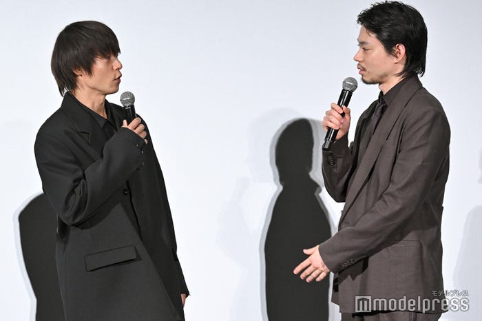 窪田正孝をフォローする菅田将暉(C)モデルプレス