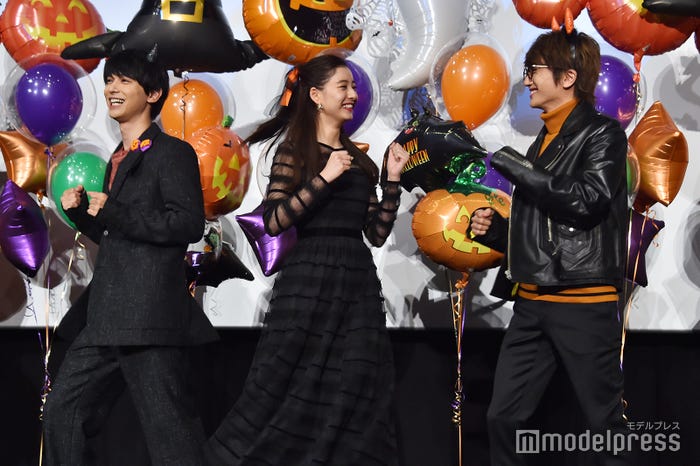 “トリコダンス”を踊った(左から)吉沢亮、新木優子、Nissy (C)モデルプレス