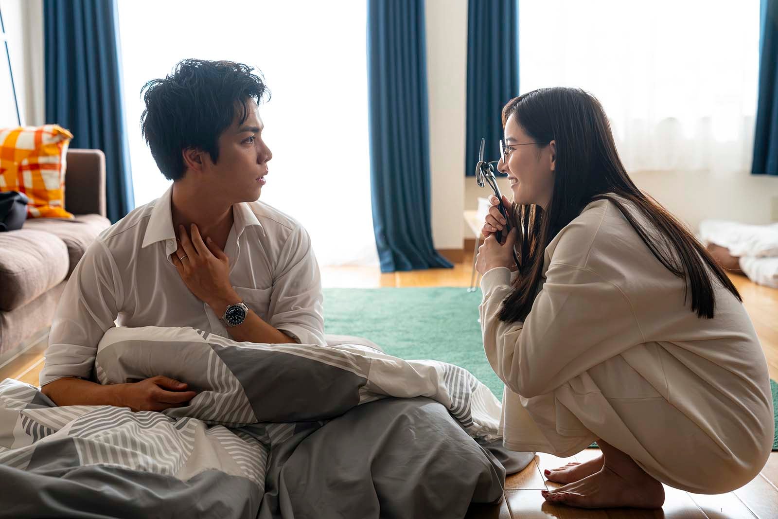 重岡大毅、新木優子「単身花日」第4話より（C）テレビ朝日