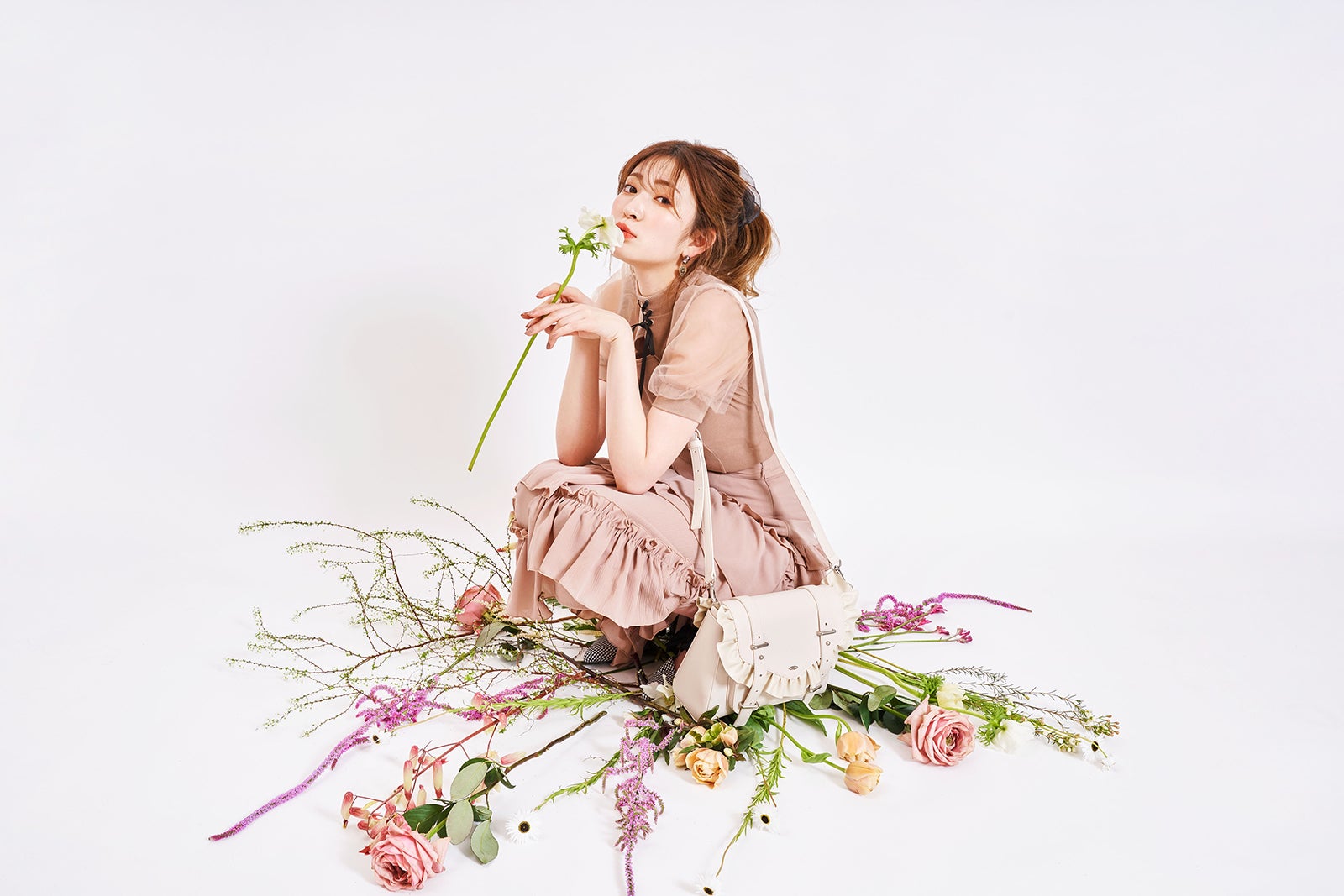 吉田朱里、甘美な初夏コーデ披露