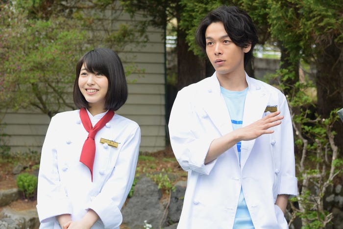 浜辺美波、中村倫也/「崖っぷちホテル!」第4話より(C)日本テレビ