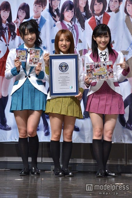 「AKB1/49 恋愛総選挙」のギネス世界記録認定鑑定書授与式と新CM発表会に出席したAKB48メンバー(左から:横山由依、高橋みなみ、渡辺麻友)