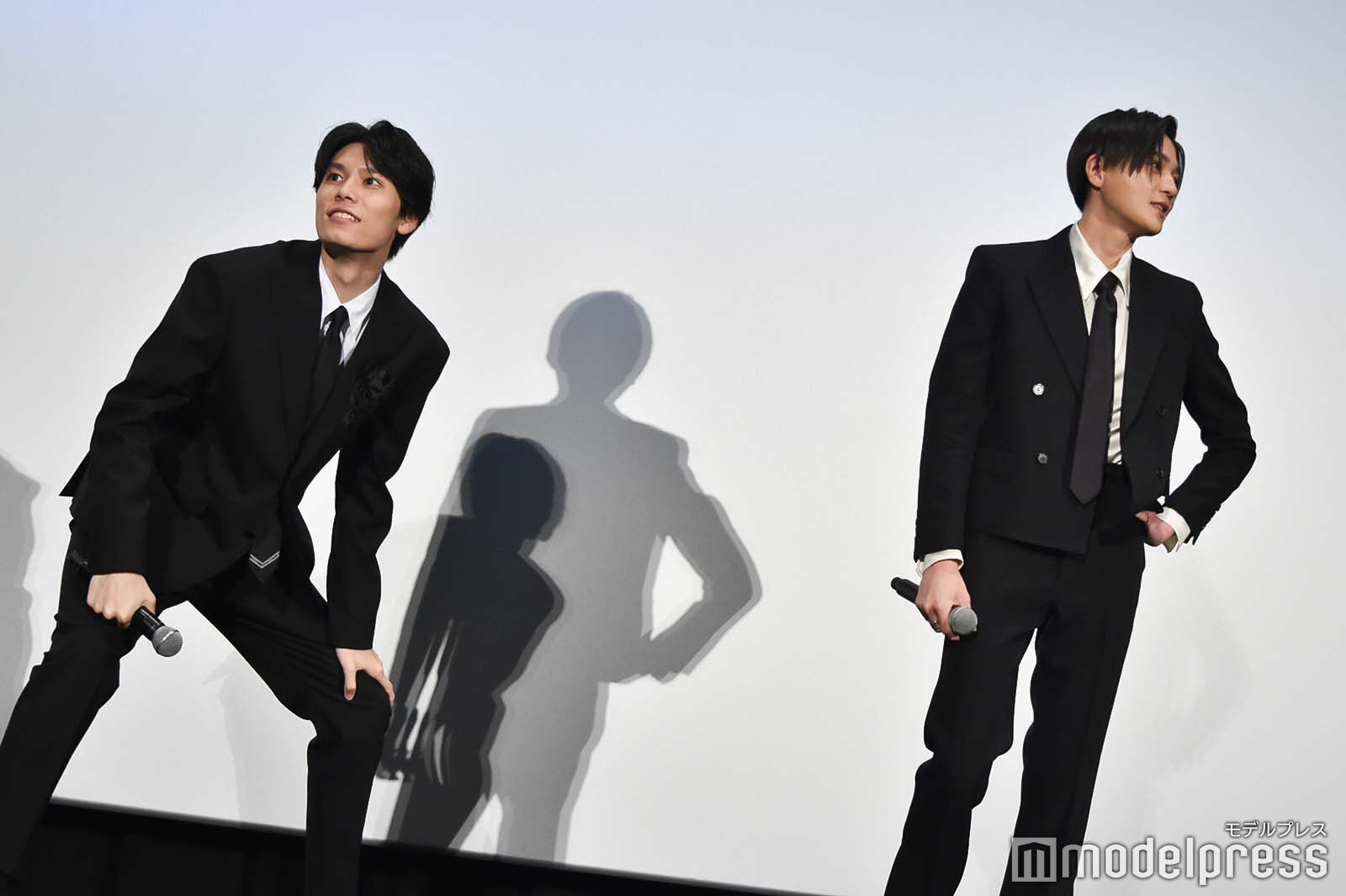 勝敗がかかったラスト問題で真剣にファンの回答を確認する萩原利久、八木勇征（C）モデルプレス