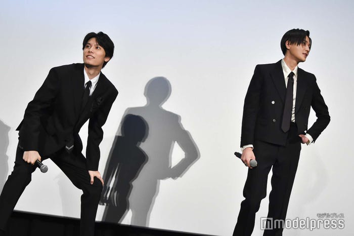勝敗がかかったラスト問題で真剣にファンの回答を確認する萩原利久、八木勇征(C)モデルプレス