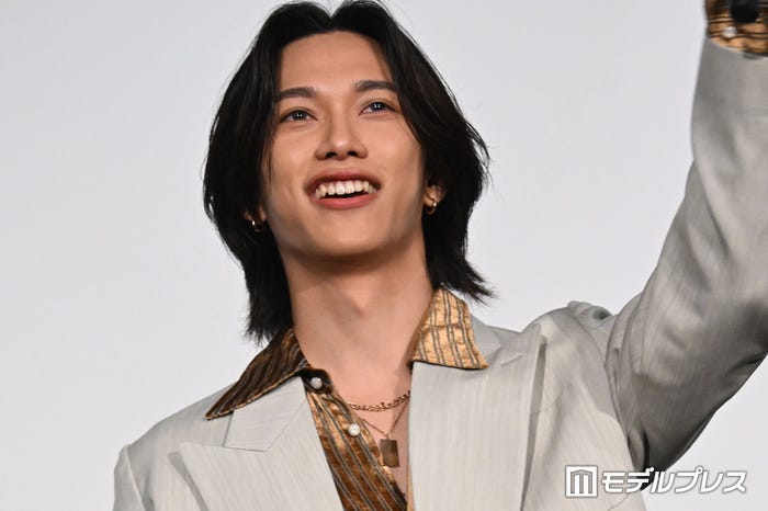 「りひろむありがとうございます」と喜ぶ池崎理人(C)モデルプレス