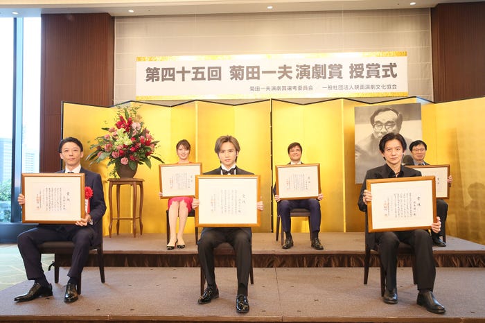 (前列左から)高橋一生、堂本光一、岡本健一(後列左から)朝夏まなと、川平慈英、酒井澄夫(写真提供:東宝演劇部)